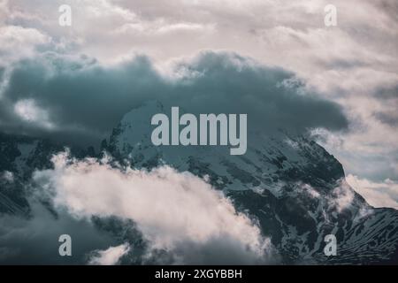 Panoramablick auf die Langkofelgruppe von der Seiser Alm in den Dolomiten in Südtirol, Italien. Stockfoto