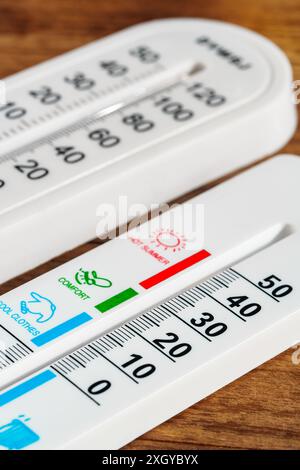 Zwei Thermometer auf Holzoberfläche Stockfoto