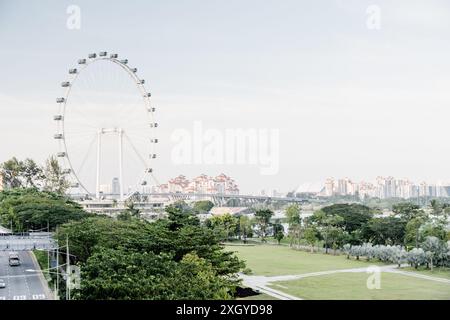 Malerischer Blick auf das Riesenrad im Zentrum von Singapur. Wunderbares Sommerstädtchen. Singapur ist ein beliebtes Touristenziel Asiens. Stockfoto