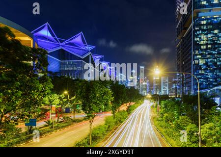 Malerischer Blick auf den Nicoll Highway in Richtung Downtown von Singapur. Herrliche Sommerstadt. Singapur ist ein beliebtes Touristenziel Asiens. Stockfoto