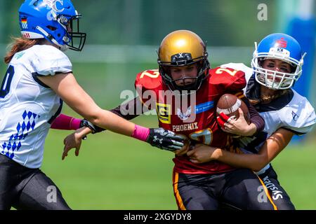 Anna Bär (17, WR, Allgaeu Comets Ladies) und Julia Haslach (10, DB, Allgaeu Comets Ladies) stoppen Emma Kummetz (22, WR, Regensburg Phoenix Ladies) GER, Regensburg Phoenix vs Allgaeu Comets Ladies, American Football, DBL2, Saison 2024, Woche 6, 06.07.2024, Foto: Eibner-Pressefoto/Florian Wolf Stockfoto