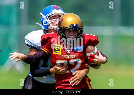 Anna Bär (17, WR, Allgaeu Comets Ladies) stoppt Emma Kummetz (22, WR, Regensburg Phoenix Ladies) GER, Regensburg Phoenix vs Allgaeu Comets Ladies, American Football, DBL2, Saison 2024, Woche 6, 06.07.2024, Foto: Eibner-Pressefoto/Florian Wolf Stockfoto