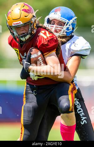 Anna Bär (17, WR, Allgaeu Comets Ladies) verfolgt Pauline Mangelkramer (12, WR,S, Regensburg Phoenix Ladies) GER, Regensburg Phoenix vs Allgaeu Comets Ladies, American Football, DBL2, Saison 2024, Woche 6, 06.07.2024, Foto: Eibner-Pressefoto/Florian Wolf Stockfoto