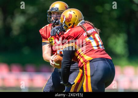 Steffi Richter (3, QB, Regensburg Phoenix Ladies) mit Corinna Niedermeier (10, FB, Regensburg Phoenix Ladies) GER, Regensburg Phoenix vs Allgaeu Comets Ladies, American Football, DBL2, Saison 2024, Woche 6, 06.07.2024, Foto: Eibner-Pressefoto/Florian Wolf Stockfoto