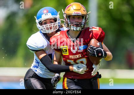 Anna Bär (17, WR, Allgaeu Comets Ladies) verfolgt Pauline Mangelkramer (12, WR,S, Regensburg Phoenix Ladies) GER, Regensburg Phoenix vs Allgaeu Comets Ladies, American Football, DBL2, Saison 2024, Woche 6, 06.07.2024, Foto: Eibner-Pressefoto/Florian Wolf Stockfoto