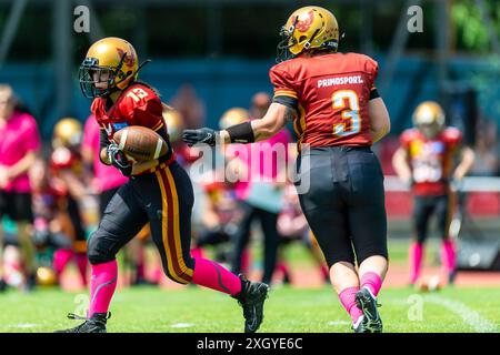 Fumble von Sarah Kirner (13, HB, Regensburg Phoenix Ladies) mit Steffi Richter (3, QB, Regensburg Phoenix Ladies) GER, Regensburg Phoenix vs Allgaeu Comets Ladies, American Football, DBL2, Saison 2024, Woche 6, 06.07.2024, Foto: Eibner-Pressefoto/Florian Wolf Stockfoto