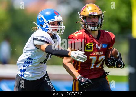 Anna Bär (17, WR, Allgaeu Comets Ladies) verfolgt Pauline Mangelkramer (12, WR,S, Regensburg Phoenix Ladies) GER, Regensburg Phoenix vs Allgaeu Comets Ladies, American Football, DBL2, Saison 2024, Woche 6, 06.07.2024, Foto: Eibner-Pressefoto/Florian Wolf Stockfoto