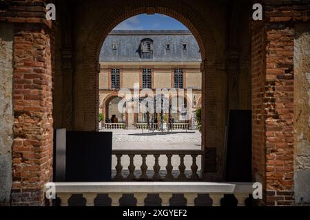 Paris, Frankreich. Juli 2024. Ein Dinosaurierskelett von Apatosaurus ist am 10. Juli 2024 in der Burg Dampierre-en-Yvelines in Dampierre-en-Yvelines, südlich von Paris, Frankreich, ausgestellt. Das 21 Meter lange Skelett von vor etwa 150 Millionen Jahren soll im November dieses Jahres versteigert werden. Quelle: Aurelien Morissard/Xinhua/Alamy Live News Stockfoto
