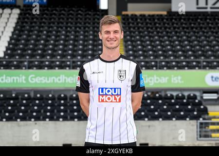 Ulm, Deutschland. Juli 2024. Fußball: Bundesliga 2, Fotosession SSV Ulm 1846 Fußballsaison 2024/2025: Thomas Geyer Credit: Harry langer/dpa - WICHTIGER HINWEIS: gemäß den Vorschriften der DFL Deutscher Fußball-Liga und des DFB Deutscher Fußball-Bundes ist es verboten, im Stadion und/oder des Spiels aufgenommene Fotografien in Form von sequenziellen Bildern und/oder videoähnlichen Fotoserien zu verwenden oder zu nutzen./dpa/Alamy Live News Stockfoto