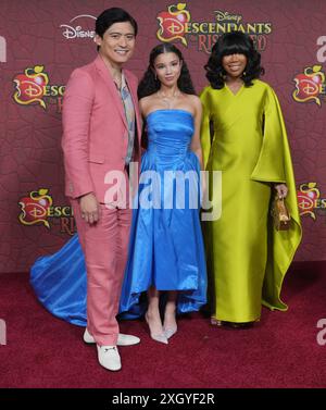 Los Angeles, USA. Juli 2024. (L-R) Paolo Montalbán, Malia Baker und Brandy bei The Disneys NACHKOMMEN: THE RISE OF RED World Premiere am Mittwoch in den Walt Disney Studios, ? Juli 2024. (Foto: Sthanlee B. Mirador/SIPA USA) Credit: SIPA USA/Alamy Live News Stockfoto