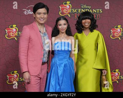 Los Angeles, USA. Juli 2024. (L-R) Paolo Montalbán, Malia Baker und Brandy bei The Disneys NACHKOMMEN: THE RISE OF RED World Premiere am Mittwoch in den Walt Disney Studios, ? Juli 2024. (Foto: Sthanlee B. Mirador/SIPA USA) Credit: SIPA USA/Alamy Live News Stockfoto