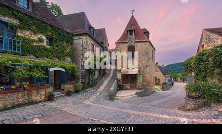 Ein horizontales 16:9-Foto von einem Sonnenaufgang im Frühsommer im wunderschönen Dorf Beynac-et-Cazenac, das sich im Département Dordogne im Südwesten befindet Stockfoto