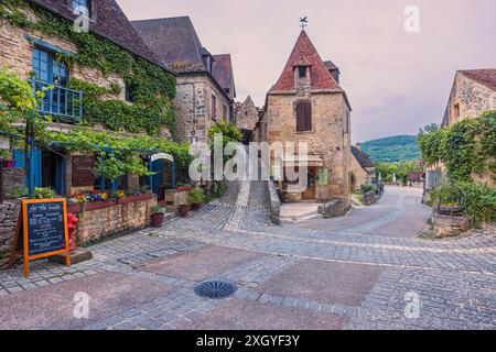 Ein Frühsommersonnenaufgang im schönen Dorf Beynac-et-Cazenac, das sich im Département Dordogne im Südwesten Frankreichs in der Region Nouvell befindet Stockfoto