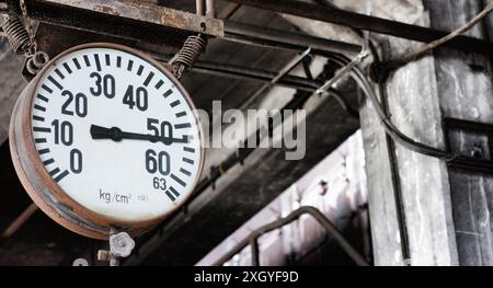 Dampfmanometer in einem alten Fabrikgebäude Stockfoto