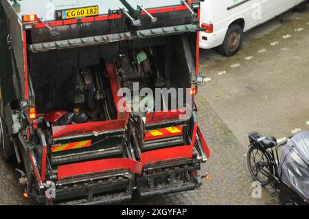 Kopenhagen/Dänemark/11. juli 2024/Verladung von Abfällen und Müll in Recycling-Muldenkipper in dänischer Hauptstadt. (Foto. Francis Joseph Dean/Dean Pictures) (nicht für kommerzielle Zwecke) Stockfoto