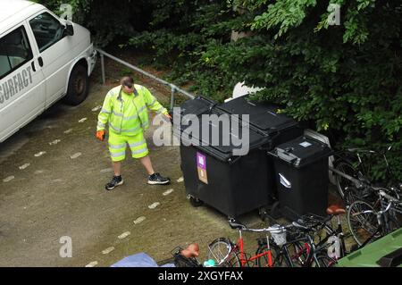 Kopenhagen/Dänemark/11. juli 2024/Verladung von Abfällen und Müll in Recycling-Muldenkipper in dänischer Hauptstadt. (Foto. Francis Joseph Dean/Dean Pictures) (nicht für kommerzielle Zwecke) Stockfoto