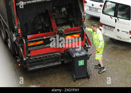 Kopenhagen/Dänemark/11. juli 2024/Verladung von Abfällen und Müll in Recycling-Muldenkipper in dänischer Hauptstadt. (Foto. Francis Joseph Dean/Dean Pictures) (nicht für kommerzielle Zwecke) Stockfoto