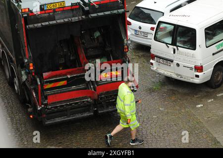 Kopenhagen/Dänemark/11. juli 2024/Verladung von Abfällen und Müll in Recycling-Muldenkipper in dänischer Hauptstadt. (Foto. Francis Joseph Dean/Dean Pictures) (nicht für kommerzielle Zwecke) Stockfoto