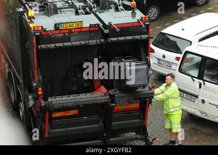 Kopenhagen/Dänemark/11. juli 2024/Verladung von Abfällen und Müll in Recycling-Muldenkipper in dänischer Hauptstadt. (Foto. Francis Joseph Dean/Dean Pictures) (nicht für kommerzielle Zwecke) Stockfoto