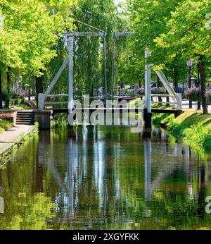 Papenburg Hauptkanal im Emsland, Blick auf eine Brücke über den Wasserkanal. Früher für Torftransporte verwendet. Stockfoto