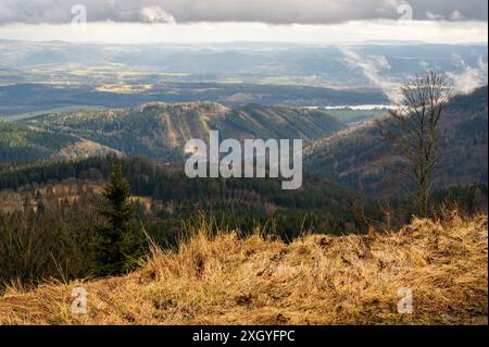 Wunderschönes Panorama von Bergwiesen, Tal, Hügel und tiefen Wäldern vom Hügel Plesivec, Tschechien, Erzberg im Frühling. Stockfoto