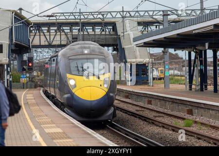 Ashford International Railway Station ist ein nationaler Bahnhof in Ashford, Kent, England. Es verbindet mehrere Eisenbahnstrecken, einschließlich der Hochgeschwindigkeitsstrecke 1 und der südöstlichen Hauptstrecke. Die Services werden von Southeastern und Southern betrieben. Stockfoto