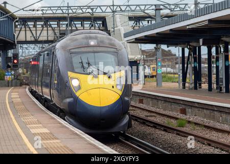 Ashford International Railway Station ist ein nationaler Bahnhof in Ashford, Kent, England. Es verbindet mehrere Eisenbahnstrecken, einschließlich der Hochgeschwindigkeitsstrecke 1 und der südöstlichen Hauptstrecke. Die Services werden von Southeastern und Southern betrieben. Stockfoto