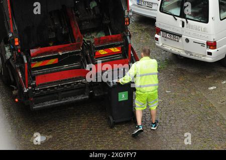 Kopenhagen/Dänemark/11. juli 2024/Verladung von Abfällen und Müll in Recycling-Muldenkipper in dänischer Hauptstadt. Foto. Bilder von Francis Joseph Dean/Dean sind nicht für kommerzielle Zwecke bestimmt Stockfoto