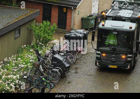 Kopenhagen/Dänemark/11. juli 2024/Verladung von Abfällen und Müll in Recycling-Muldenkipper in dänischer Hauptstadt. Foto. Bilder von Francis Joseph Dean/Dean sind nicht für kommerzielle Zwecke bestimmt Stockfoto