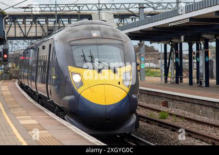 Ashford International Railway Station ist ein nationaler Bahnhof in Ashford, Kent, England. Es verbindet mehrere Eisenbahnstrecken, einschließlich der Hochgeschwindigkeitsstrecke 1 und der südöstlichen Hauptstrecke. Die Services werden von Southeastern und Southern betrieben. Stockfoto