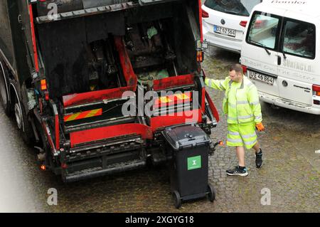 Kopenhagen/Dänemark/11. juli 2024/Verladung von Abfällen und Müll in Recycling-Muldenkipper in dänischer Hauptstadt. Foto. Bilder von Francis Joseph Dean/Dean sind nicht für kommerzielle Zwecke bestimmt Stockfoto