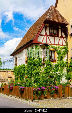 Malerisches Fachwerkhaus in Rothenburg ob der Tauber; Bayern, Deutschland. Rothenburg ist berühmt für seine gut erhaltene mittelalterliche Altstadt Stockfoto