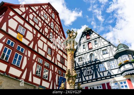 Georg-Brunnen am Marktplatz in Rothenburg ob der Tauber; Bayern, Deutschland. Es ist berühmt für seine gut erhaltene mittelalterliche Altstadt. Stockfoto