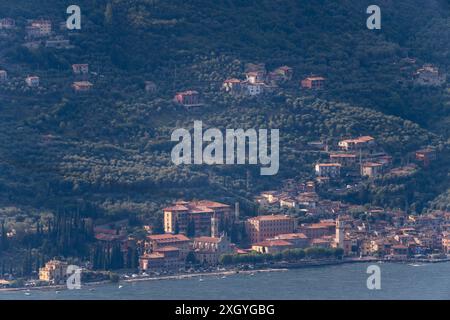 Chiesa di San Carlo Borromeo erbaut im XX. Jahrhundert in Castelletto am Gardasee Ostseite, Provinz Verona, Veneto, von Gardola aus gesehen Stockfoto