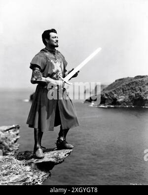 ROBERT TAYLOR als Lancelot wirft Excalibur ins Meer in KNIGHTS OF THE ROUND TABLE 1953 Regisseur RICHARD THORPE nach Le Morte D'Arthur von Sir Thomas Malory Miklos Rozsa Kostüme Roger K. Furse Metro Goldwyn Mayer (MGM) Stockfoto