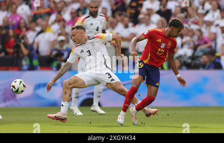 Stuttgart, Deutschland. Juli 2024. firo : 05.07.2024, Fußball: UEFA EURO 2024, EM, Europameisterschaft 2024, Viertelfinale, Finale 1/4, M45, Match 45, ESP, Spanien - DE, Deutschland 2:1 David Raum, Deutschland, links gegen Lamine Yamal Credit: dpa/Alamy Live News Stockfoto