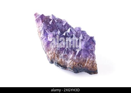 Heller lila Amethyst isoliert auf weißem Hintergrund. Stockfoto