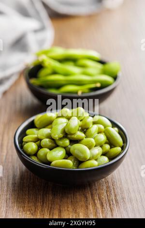 Edamame Sojabohnen in einer Schüssel auf einem Holztisch. Stockfoto