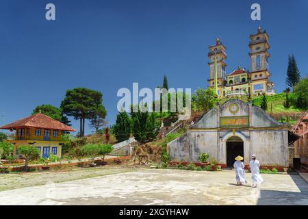 Türme des Thanh That da Phuoc auf blauem Himmel Hintergrund. Malerischer Blick auf den Tempel für die Anhänger der Cao Dai Religion in Dalat (da Lat), Vietnam. Stockfoto