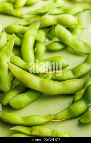 Grüne Edamame-Schoten. Frische Sojabohnen auf grünem Tisch. Stockfoto
