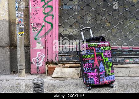 Ein verlassener und kaputter Koffer in einer Stadtstraße, Stockfoto