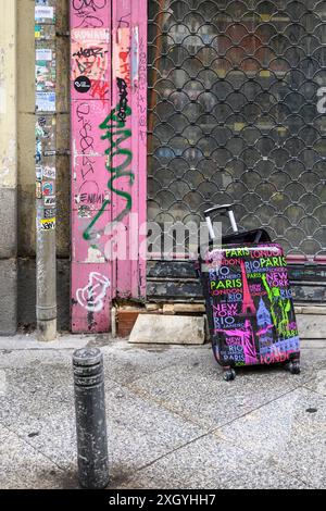 Ein verlassener und kaputter Koffer in einer Stadtstraße, Stockfoto