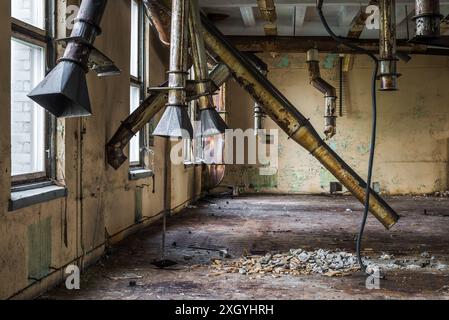 Rostige Metallrohre Im Alten, Verlassenen, Kaputten Bohrerwerk-Innenraum Stockfoto