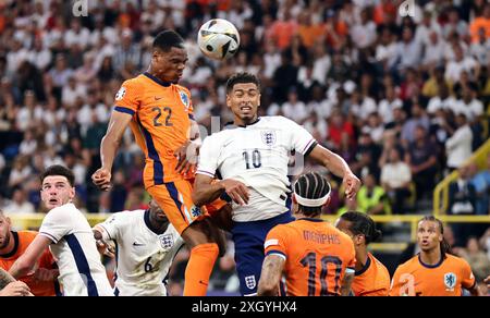 DORTMUND, DEUTSCHLAND - 10. JULI: Denzel Dumfries aus den Niederlanden streitet mit Jude Bellingham aus England während des Halbfinalspiels der UEFA EURO 2024 zwischen den Niederlanden und England am 10. Juli 2024 im Fußballstadion Dortmund. © diebilderwelt / Alamy Live News Stockfoto