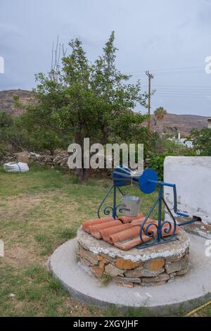 Ein traditioneller Brunnen in einem Hof, Kythnos, Griechenland Stockfoto