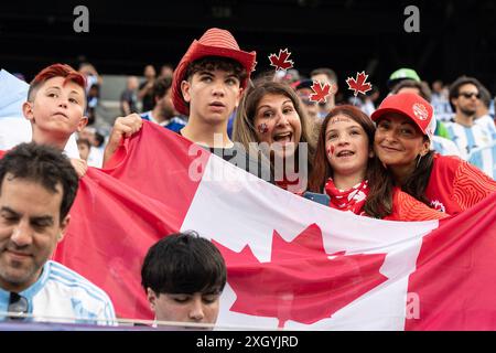 East Rutherford, Usa. Juli 2024. Fans nehmen an dem CONMEBOL Copa America 2024 Halbfinalspiel zwischen Argentinien und Kanada im MetLife Stadium in East Rutherford, NJ Teil (Foto: Lev Radin/Pacific Press) Credit: Pacific Press Media Production Corp./Alamy Live News Stockfoto