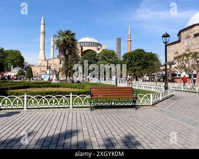 Istanbul, Türkei - 8. Mai 2024: In der Hagia Sophia entfaltet sich ein lebhafter Tag mit Natur und Geschichte im Einklang. Stockfoto