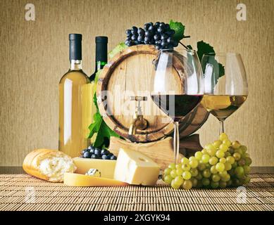 Wein und Snacks. Gläser Rot- und Weißwein, Holzfässer, Weinflaschen, reife Trauben, Käse und Brot auf dem Tisch. Stockfoto