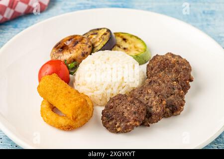 Türkische Fleischbällchen traditionelle Kofte. Würzige Fleischbällchen Kebab oder Kebap Stockfoto