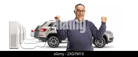 Reifer Mann, der Glück vor ekekektrischen Fahrzeugen zeigt, die isoliert auf weißem Hintergrund aufladen Stockfoto
